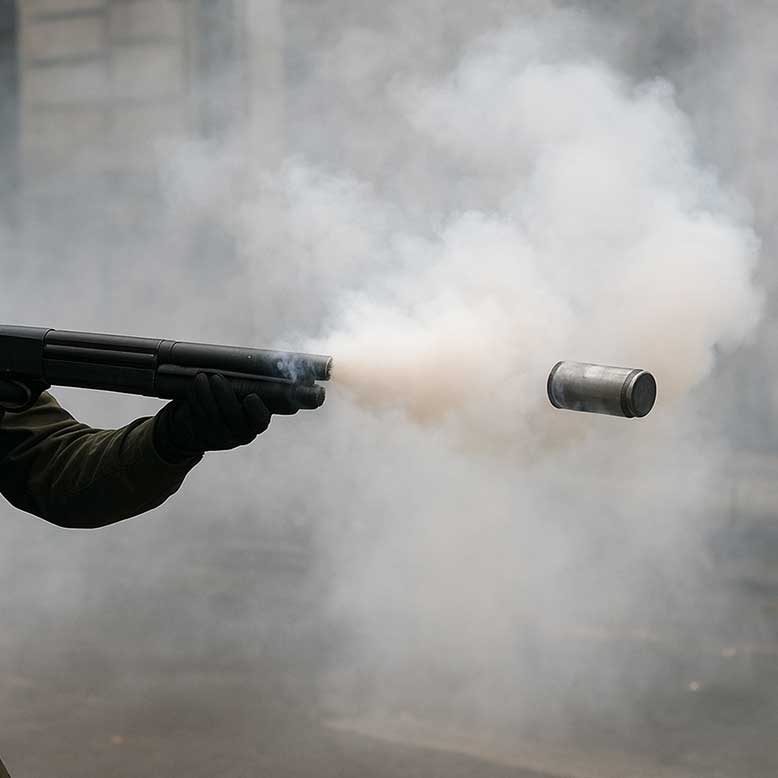 Gas Air Mata Ternyata Bisa Merusak Kulit Wajahmu Lho!